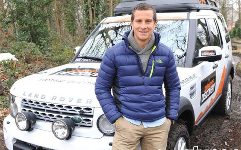 eurp-1203-03+one-millionth-land-rover-discovery+bear-grylls